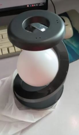 Drehbare Mond-Schreibtischlampe mit kabellosem Laden und Sensorsteuerung